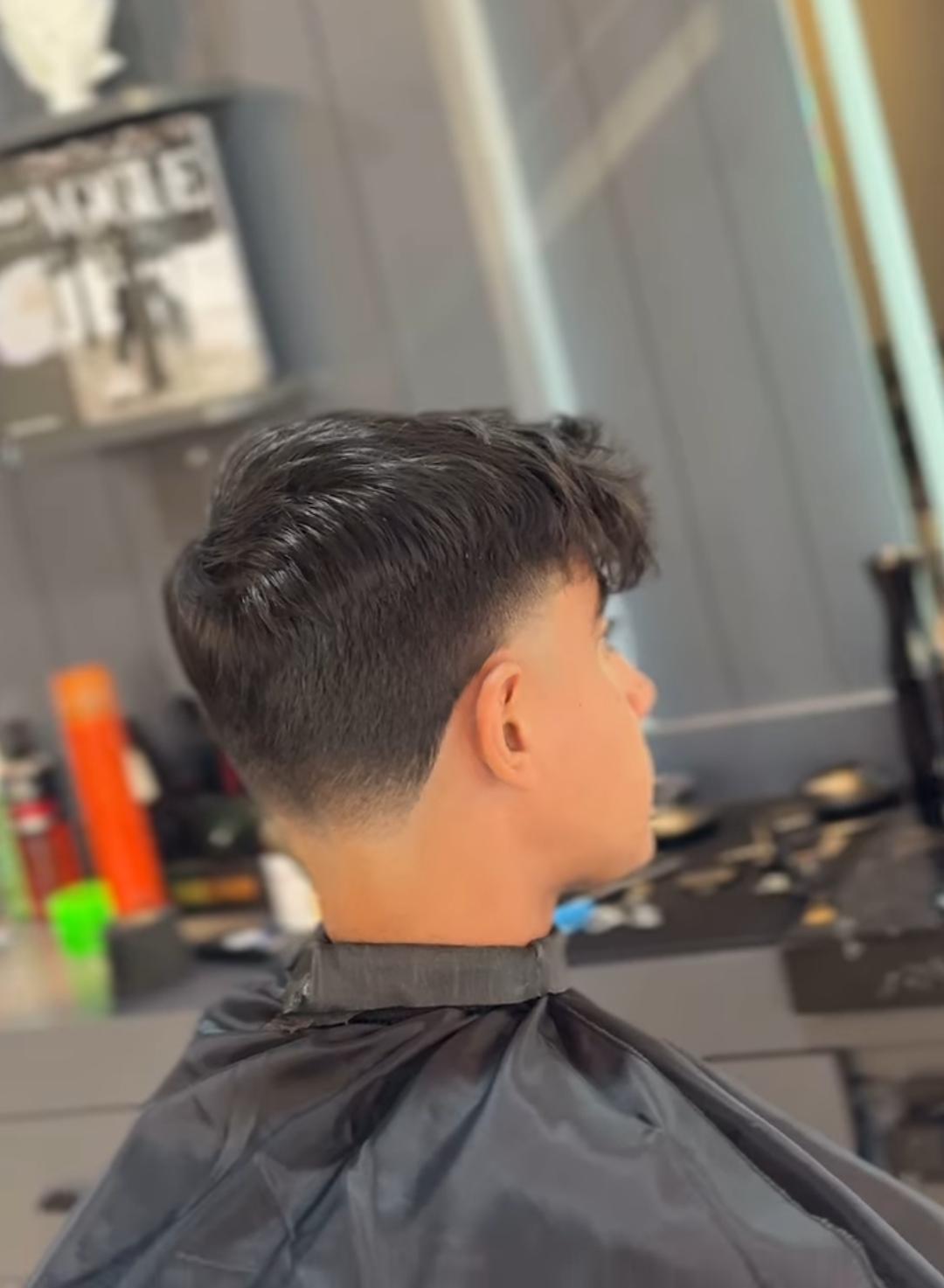 Kemal Sert Hair Studio'da dalgalı üst saç ve alçak fade kesim